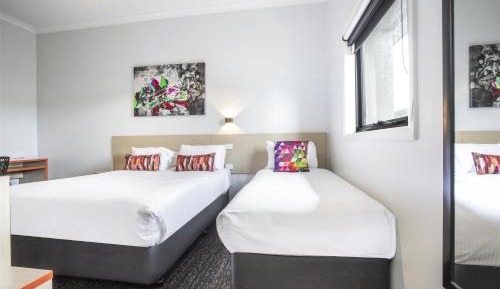 Queen and Single Studio