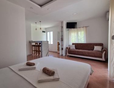 Apartment with Pool View 