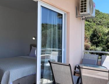One-Bedroom Apartment with Garden View