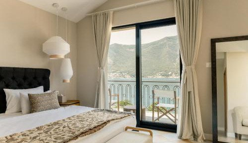 Deluxe Double Room with Balcony and Sea View