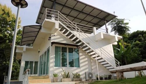 Deluxe Room (2 Adults + 1 Child)