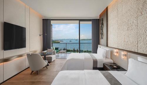 Deluxe King Room with Ocean View and Balcony