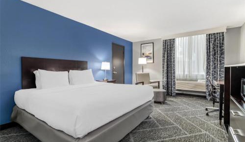 King Room with Mobility Accessible Tub - Pool Side