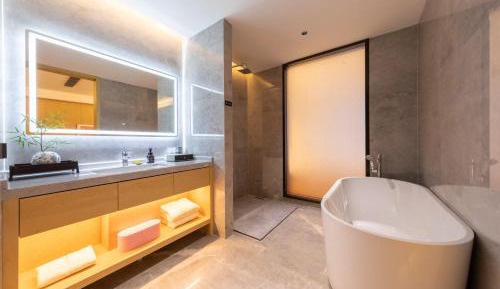 Business Queen Room