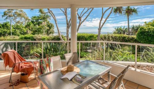 Three-Bedroom Classic Apartment with Garden View