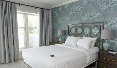 Deluxe Non- Lakeview Queen Room with Balcony