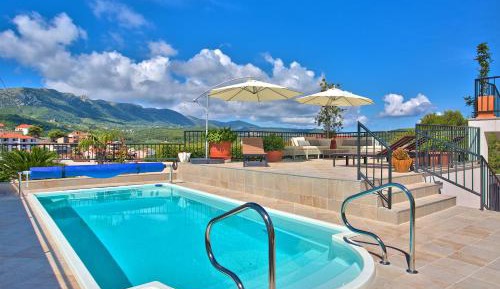 Apartment with Mountain View