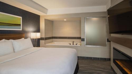King Suite with Sofa Bed, Spa Bath, Living Room and Fireplace - Non-Smoking