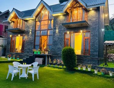 Deluxe Double Room (2 Adults + 1 Child)