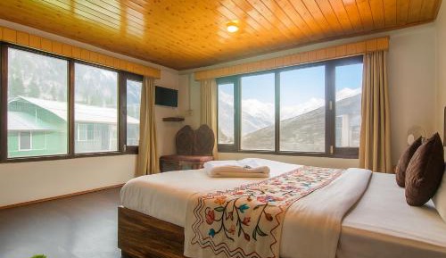 Deluxe Double Room (2 Adults + 1 Child)