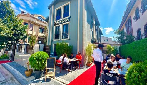 Deluxe Two-Bedroom Apartment with Garden View