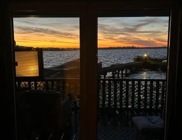 Bungalow - Water Front 