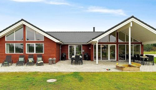 Eight-Bedroom Holiday Home