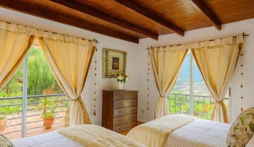 Standard Twin Room with Mountain View