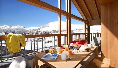 Four-Bedroom Apartment with Balcony 