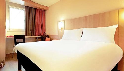 Standard Room with One Double Bed and One Single Bed