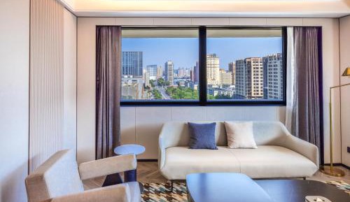 Deluxe King Suite
