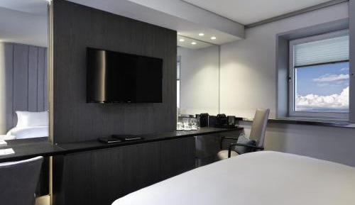 Club Luxury Queen Room - Lounge Access