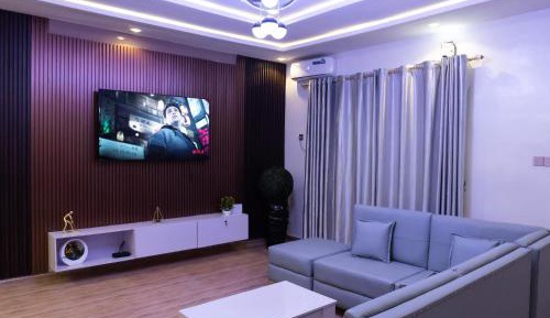 Deluxe Two-Bedroom Apartment with Garden View