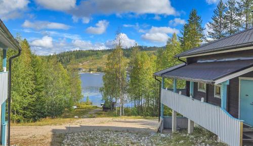 Three-Bedroom Apartment with Lake View