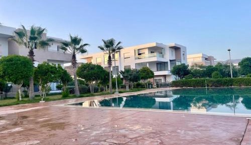 Apartment with Pool View 