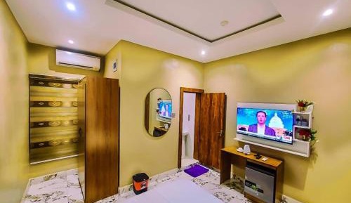 Deluxe Double Room (2 Adults + 1 Child)