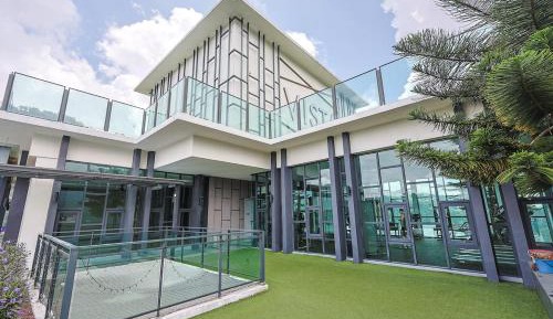 Three-Bedroom Apartment with Balcony