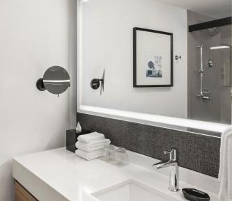 Loring King Suite Roll-In Shower - Club Lounge Access/Mobility and Hearing Accessible