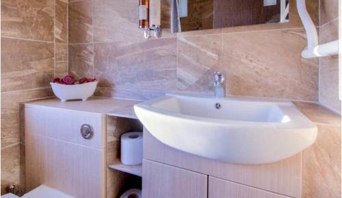 Deluxe One-Bedroom Apartment