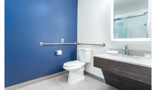 King Room with Roll-In Shower - Mobility Access