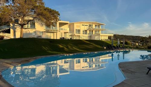 Apartment with Pool View 