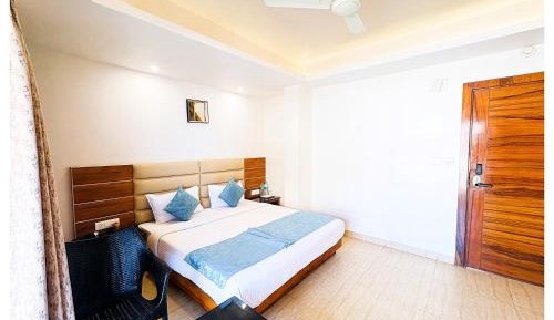 Deluxe Double Room with Side Sea View