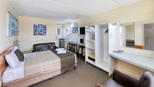 Family Room With a Queen and 3 Single Beds