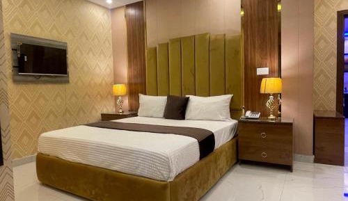 Deluxe Room (2 Adults + 1 Child)