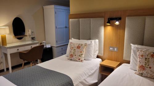 Twin Room with Private Bathroom