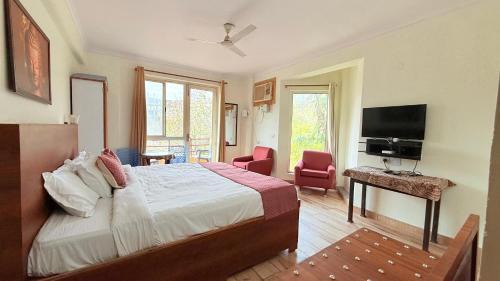 Deluxe One-Bedroom Apartment with Garden View