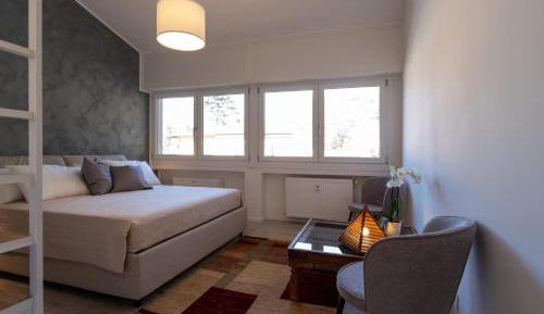 Deluxe One-Bedroom Apartment