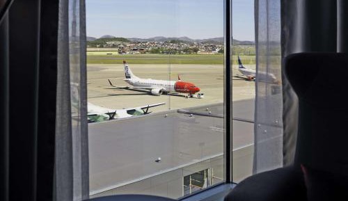 Superior King Room with Airport View
