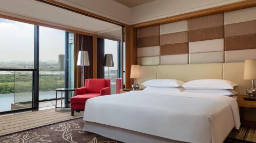 Deluxe King River View, Guest room, 1 King, River view