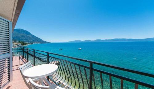 One-Bedroom Apartment with Sea View