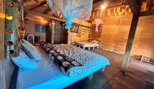 Deluxe Room (2 Adults + 1 Child)