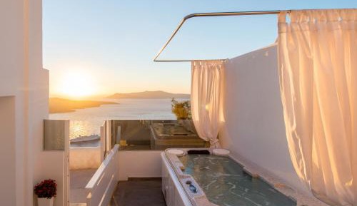 Grande Suite with Caldera View and Hot Tub