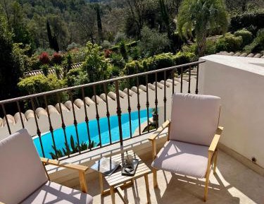 Queen Room with Pool View