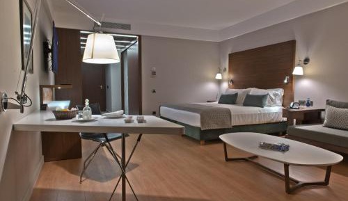 Junior Suite with Golf Course and Mountain View