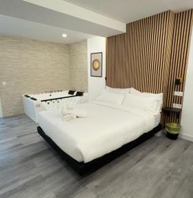 Queen Room with Spa Bath