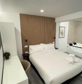 Queen Room with Spa Bath