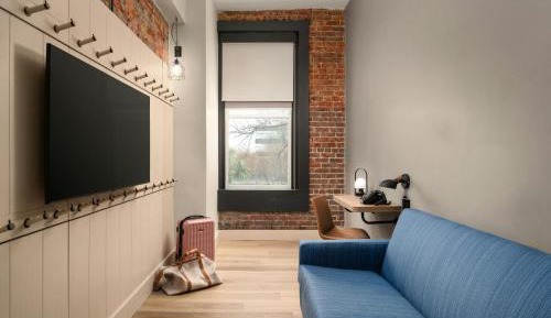 Queen Room with City View - Hearing Accessible