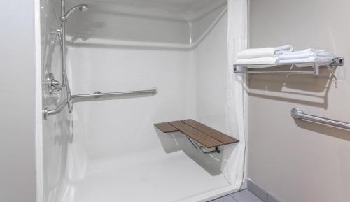 King Room with Bath Tub - Mobility Accessible/Non-Smoking 