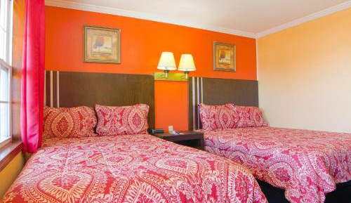 1 Queen Bed & 1 Full Bed Smoking