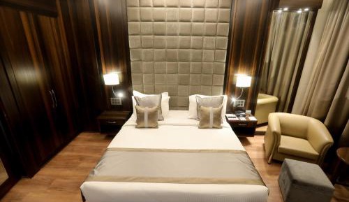 Premium Club Room with One King Bed - Non-Smoking